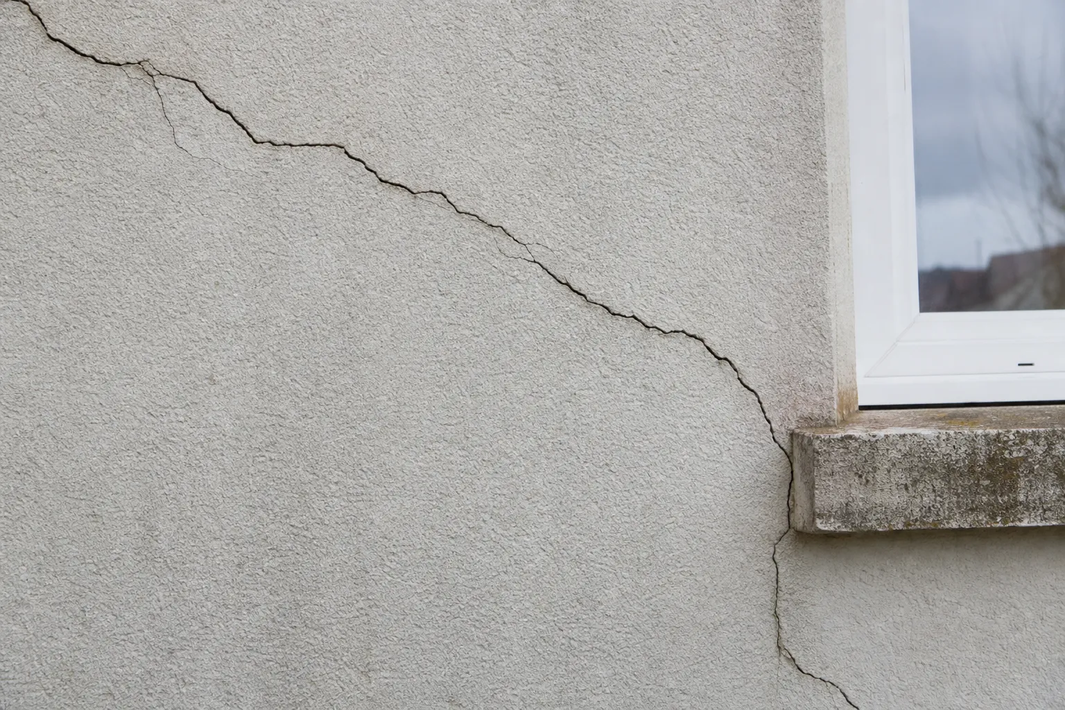 Fissures sur une façade examinées par un expert en bâtiment indépendant dans le Val-d'Oise