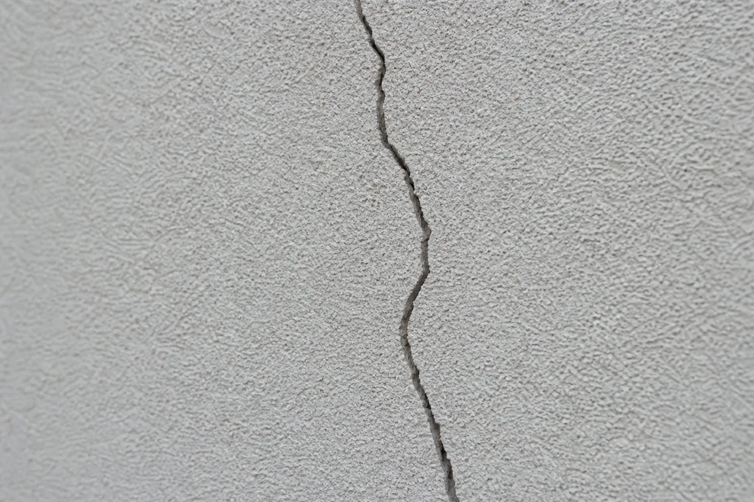 Fissure ouverte sur une façade dans le Val-d'Oise