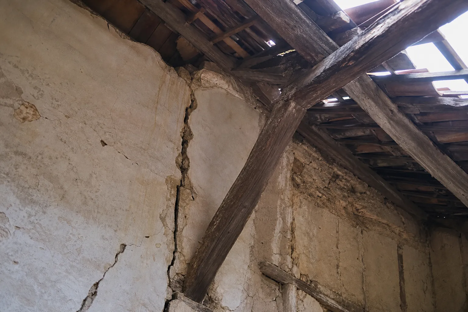 Fissures et charpente fragilisée, désordres examinés lors d'une expertise vices cachés dans le Val-d'Oise