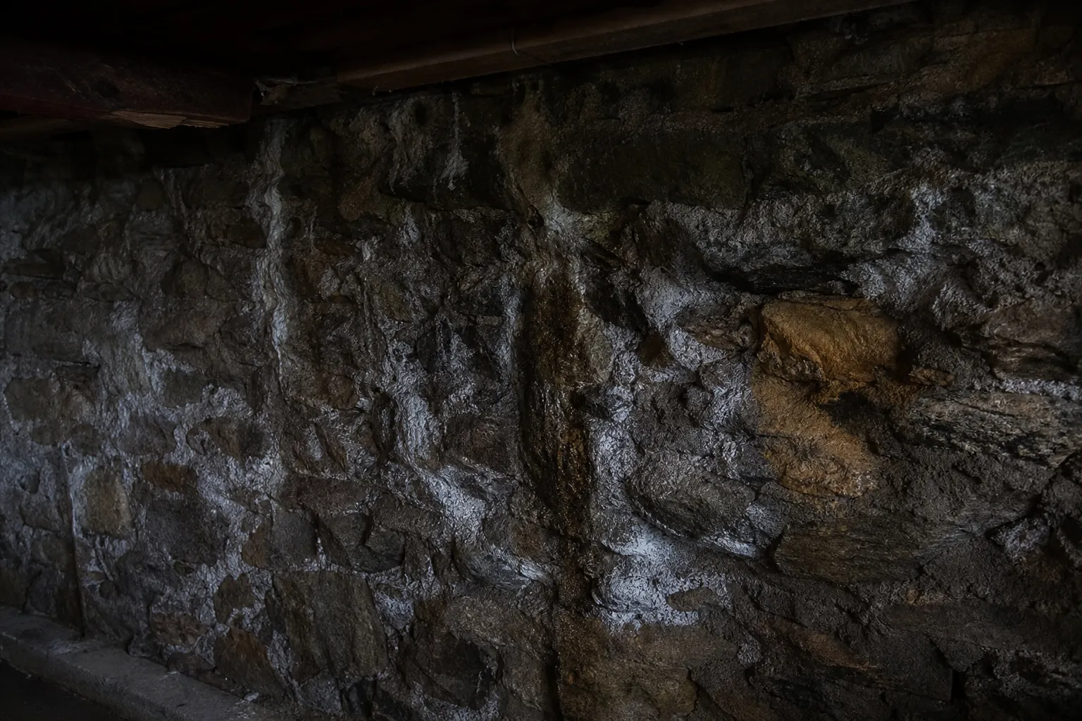 Infiltrations d'eau et efflorescences sur un mur de sous-sol dans le Val-d'Oise (95)