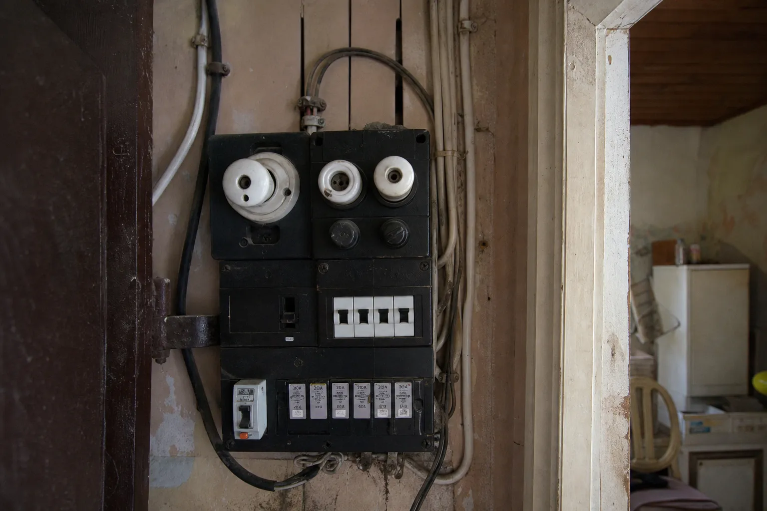 Installations électriques vétustes à rénover dans le Val-d'Oise