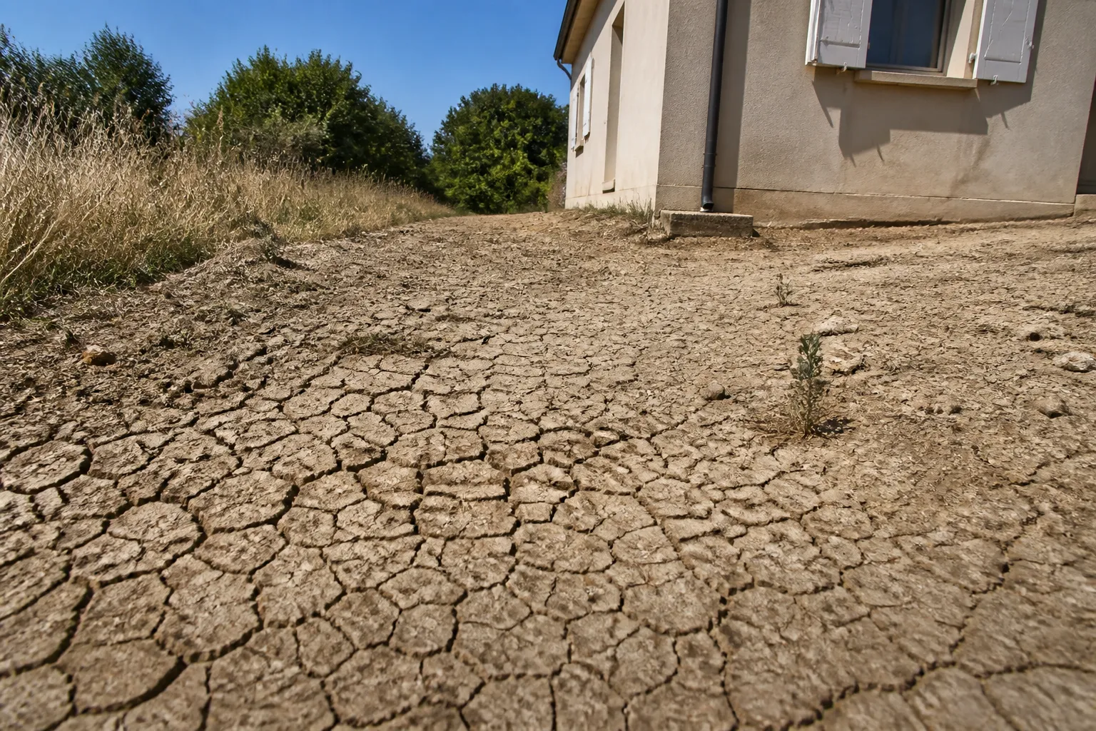 Sol argileux asséché par la sécheresse au pied d'une maison dans le Val-d'Oise (95)